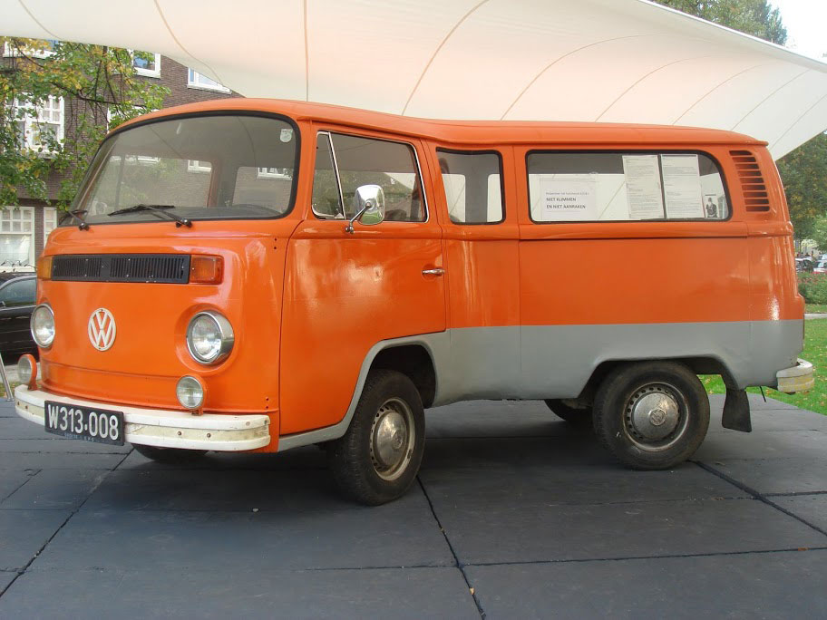 Telekinetically bent VW-Van par Erwin Wurm - 2006