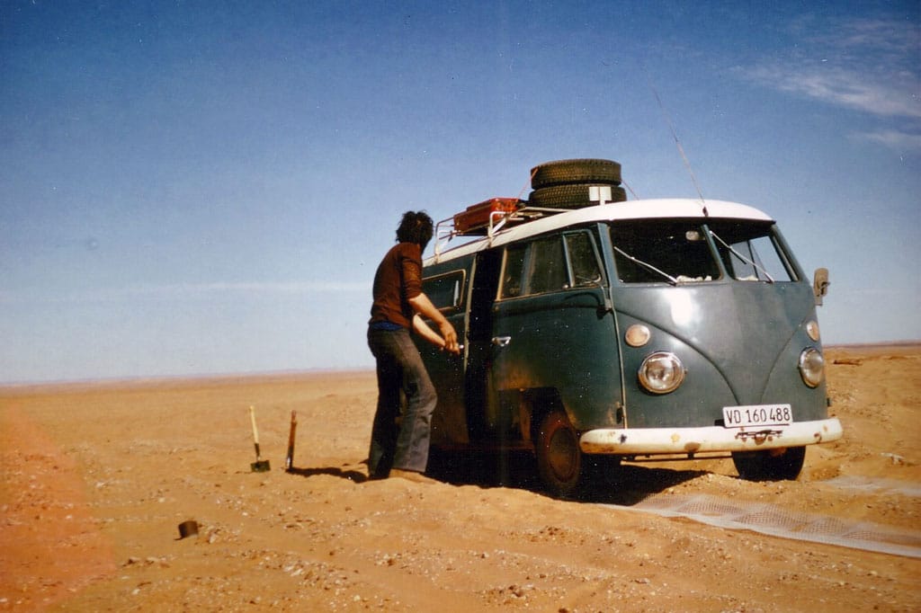 En plein Sahara, sur la piste de Tamanrasset. En 1973 il n’y avait pas de goudron !