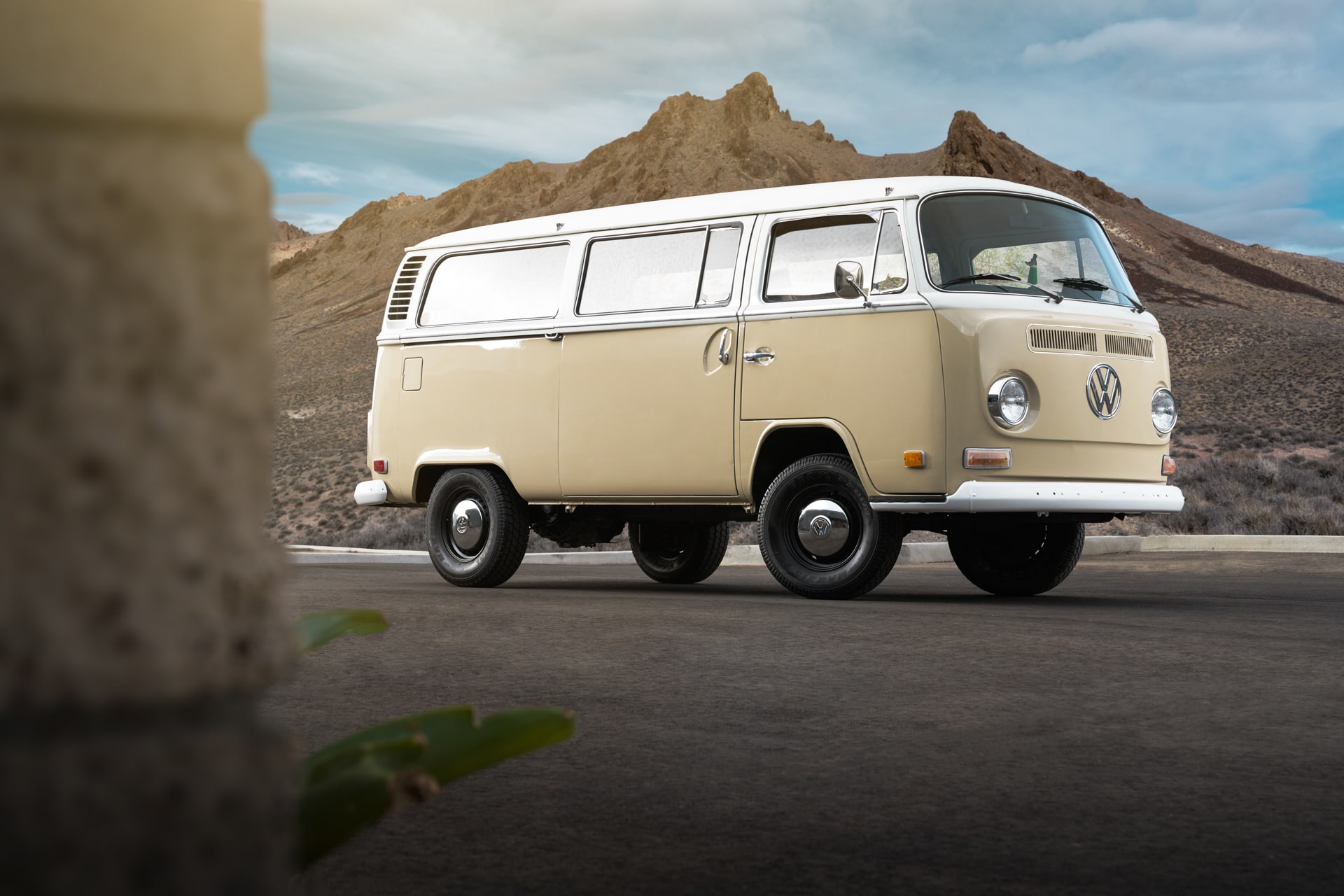 Renaissance du Half-track Fox : un VW Combi tout-terrain à chenilles ! — Be  happy. Be Combi !