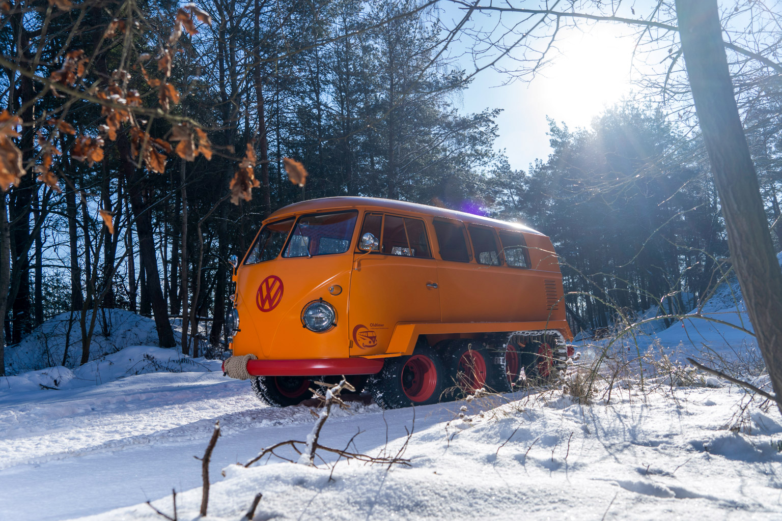 Renaissance du Half-track Fox : un VW Combi tout-terrain à chenilles ! — Be  happy. Be Combi !