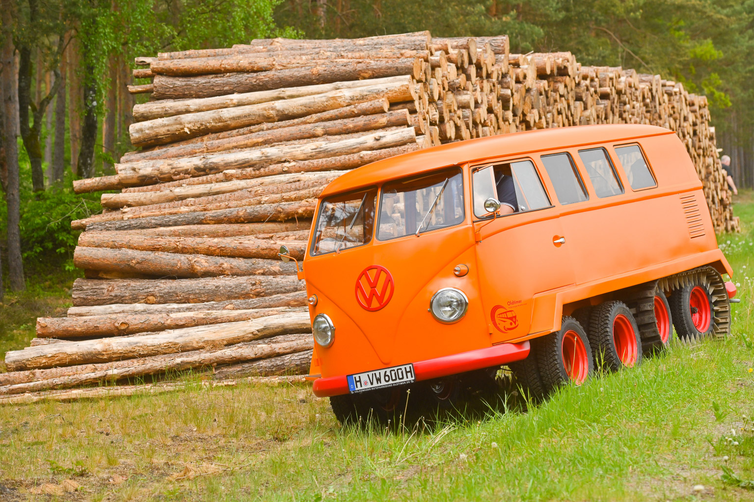 Renaissance du Half-track Fox : un VW Combi tout-terrain à chenilles ! — Be  happy. Be Combi !