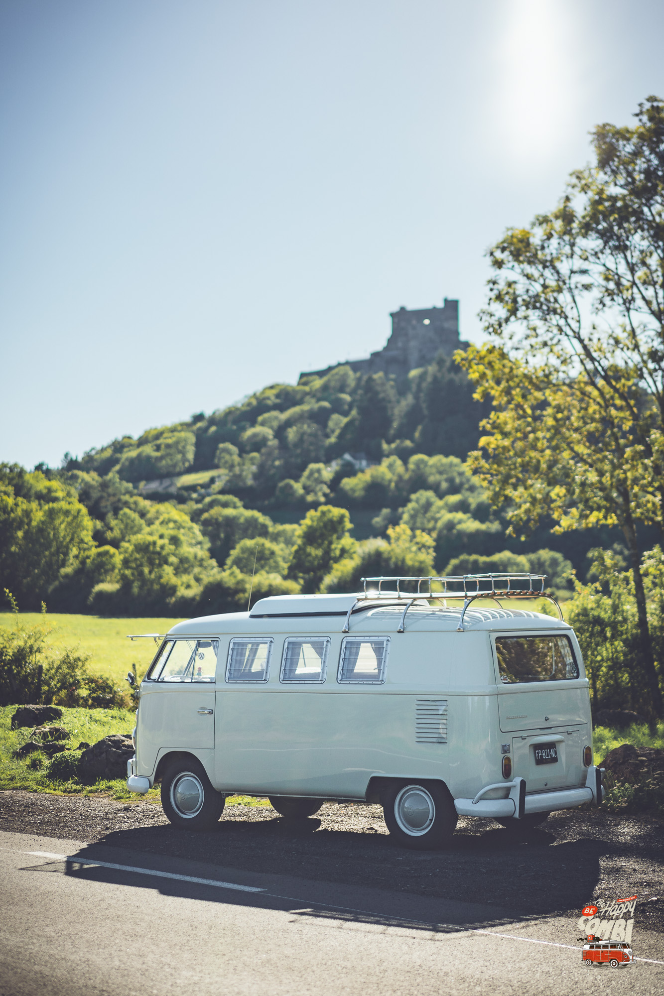 Notre VW Split devant le château de Murol (63)